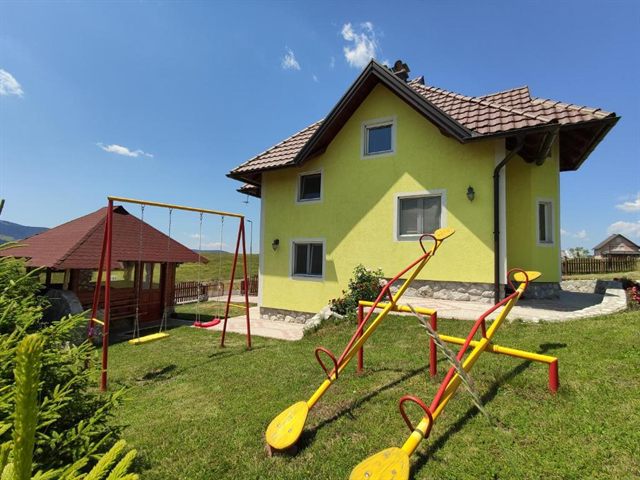 Dvorište sa igralištem i letnjikovcem