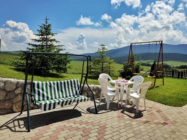 Terasa sa roštiljem i ljuljaškom